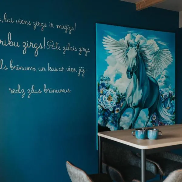 Zilais Zirgs, hotel v destinaci Skrīveri