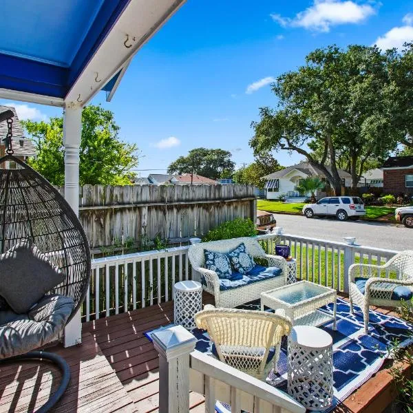 The Blue Oasis With Handicap Ramp Access Dog Friendly & Cowboy Pool, hotel in Galveston