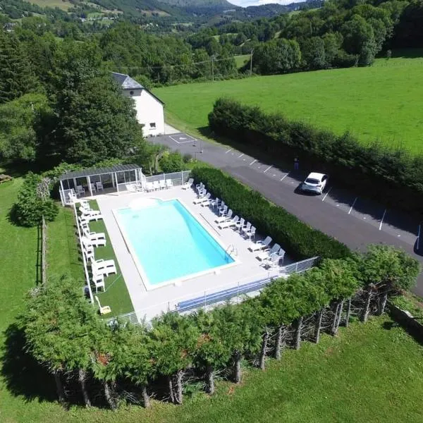 La Grange du Devezou, hotel i Saint-Jacques-des-Blats
