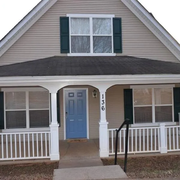 Home In Greenville 4 bedrooms, 4 beds, 2 baths, hotel din Greenville