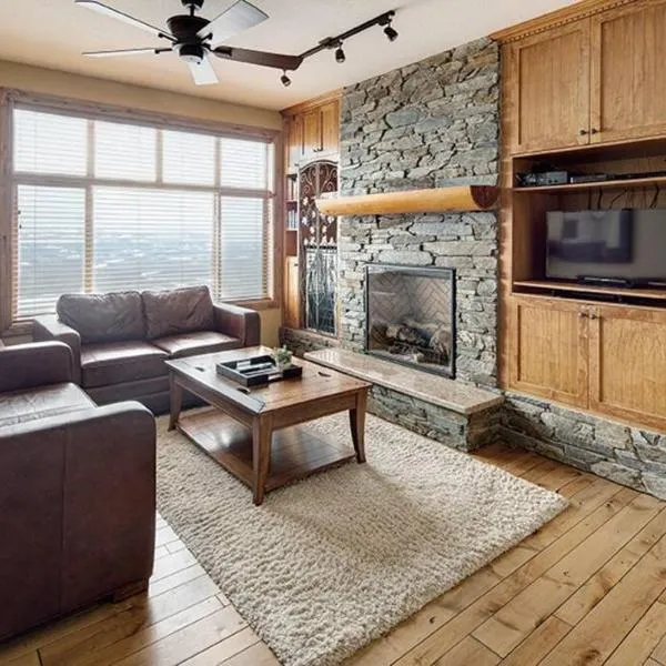 Luxury Aspens 2 Bdrm Condo with Best Views, hotel in Big White