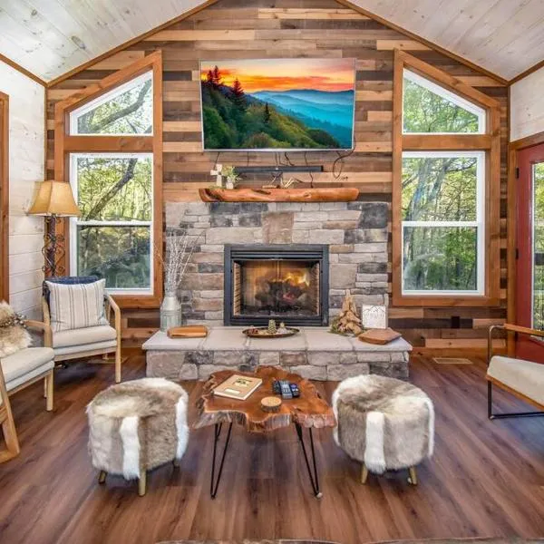Misty Mountain Cabin, Great Smoky Mountains, hotelli kohteessa Sevierville