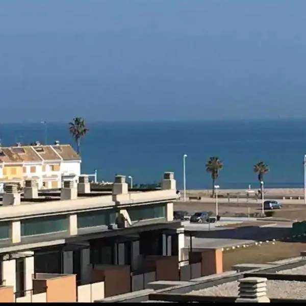 Piso acogedor con vistas al mar, hotel in La Torre