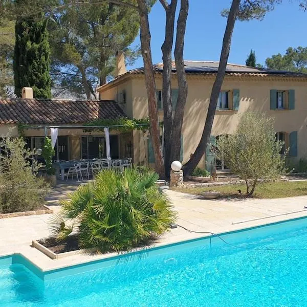 Bastide avec grande piscine face à Sainte Victoire, hotel v destinaci Rousset