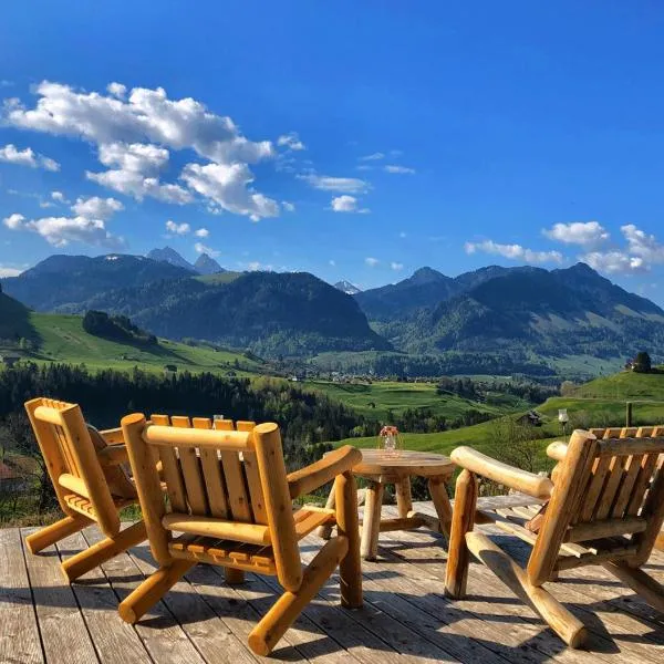 Chalet authentique avec magnifique vue, hotel in Cerniat