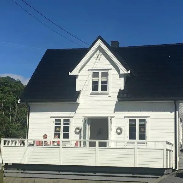 Utsiktsperle på Reine I Lofoten, hotel in Reine