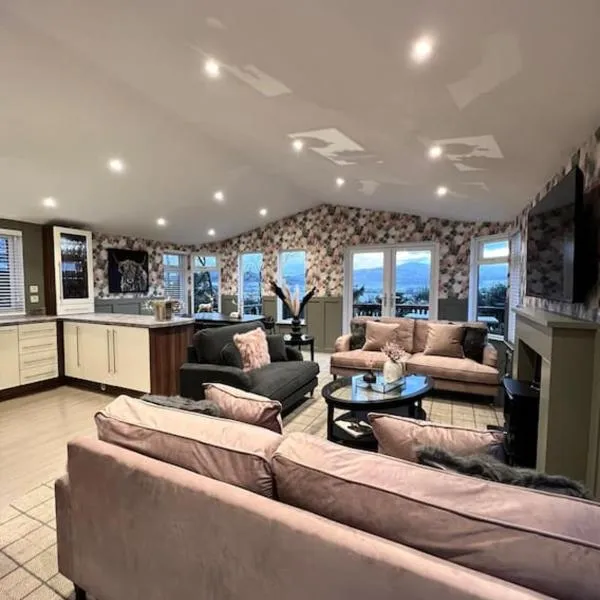 Luxury Lodge With Hot Tub In Royal Deeside, hotel v destinaci Strachan