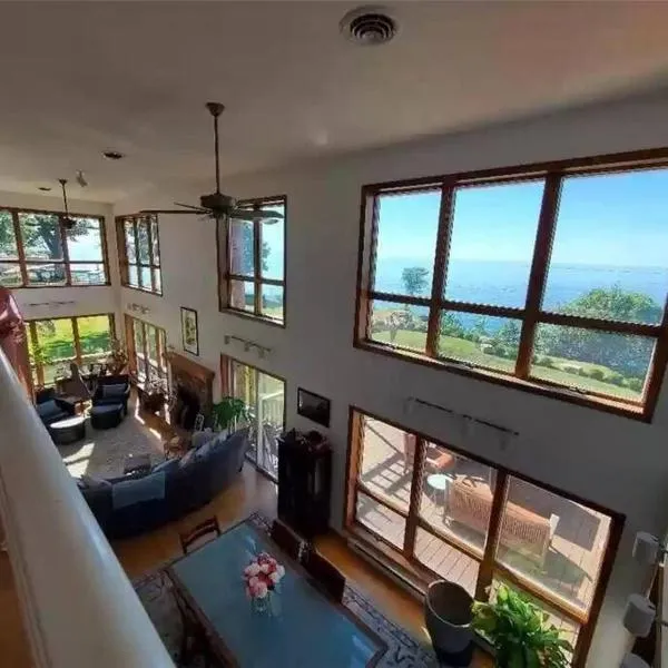 Lakeside resort home. Sunsets, fishing, paddling., hotel in Avon Lake