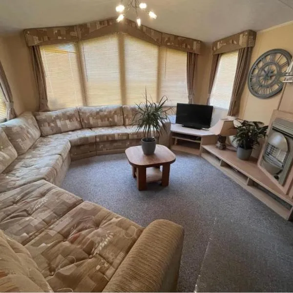 Spacious & welcoming 6th Berth Caravan California Cliffs Holiday Park, Norfolk Coast, hotel in Scratby