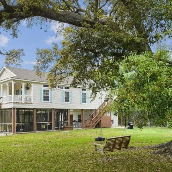 Old Town Bay St. Louis Outdoor Bar Area Game Room，聖路易斯灣的飯店