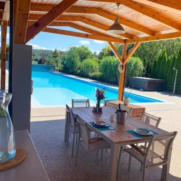 Great spacious villa near Prague, hotel v destinaci Božkov