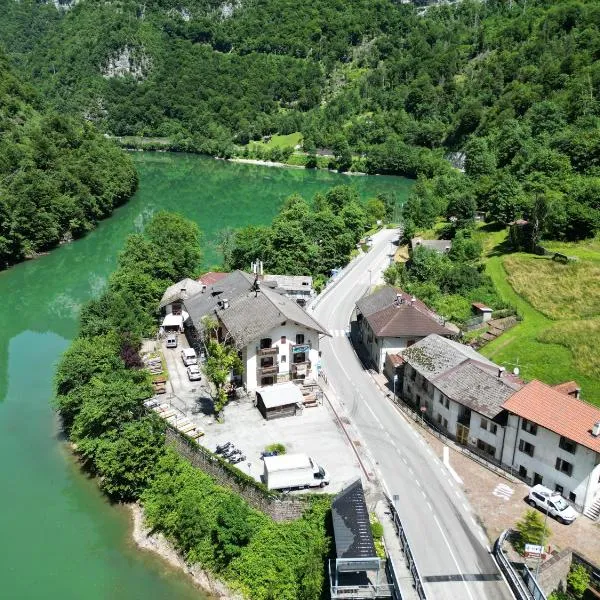 ALBERGO AL LAGO, hotel i Lamon