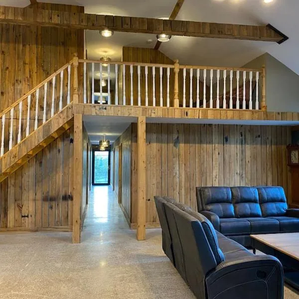 Moig Lodge - 8 Double Bedroom Barn Conversion, hotel v destinaci Limerick