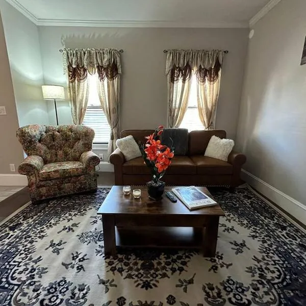 Spacious and Cozy- near T-station-Quiet Neighborhood!, hotel in Malden