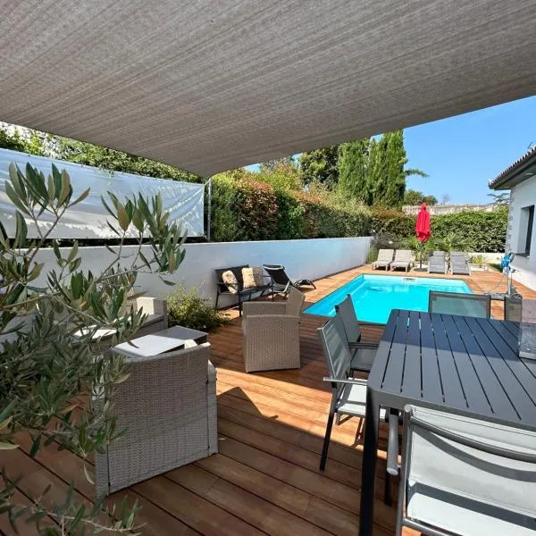 STUDIO avec PISCINE, hotel in Rosières