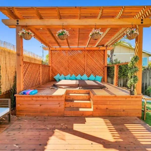 Plush Getaway with Hot Tub & Bay Area Views, hotel in Pinole