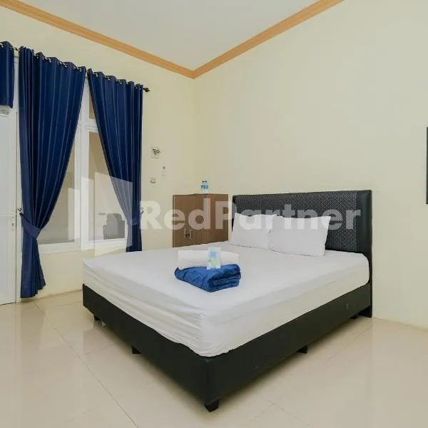 Grand Kencana Guesthouse Syariah near Wisata Bahari Lamongan, hotel v destinaci Paciran