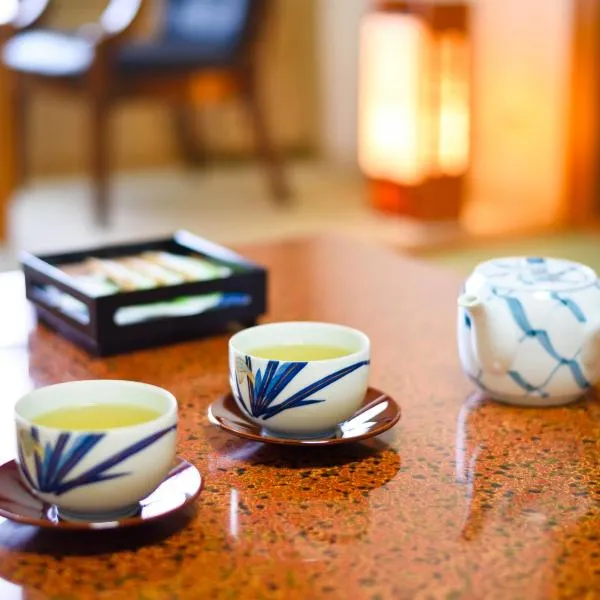 ์ ์์์ ์์นํ ํธํ
์ ์์ ๋ด ์คํ๋