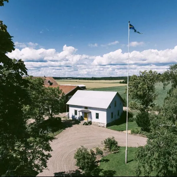 Åkerbo gård charmigt renoverad flygel, hotel in Väse