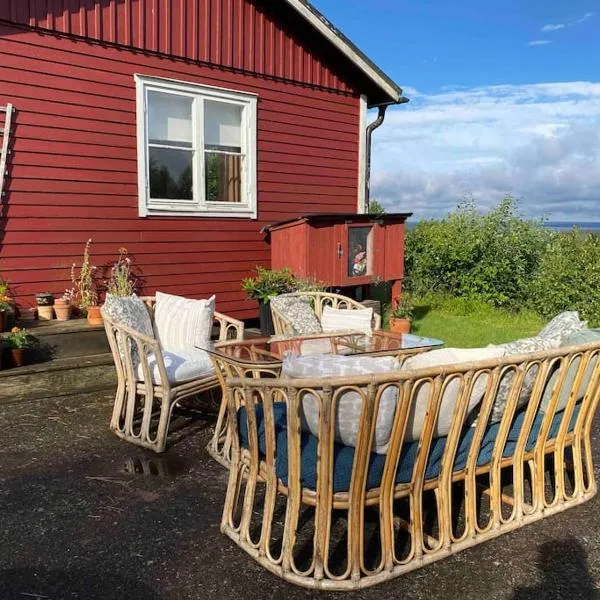 Cozy Hilltop Cottage With Fantastic View, hotel in Karlsborg