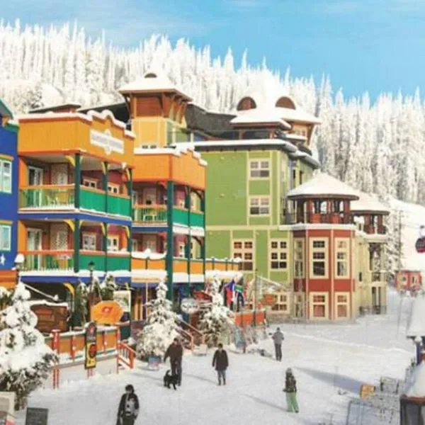 Lakeviews, big yard/deck, minutes to Silver Star/Golf/Wineries., hotel in Vernon