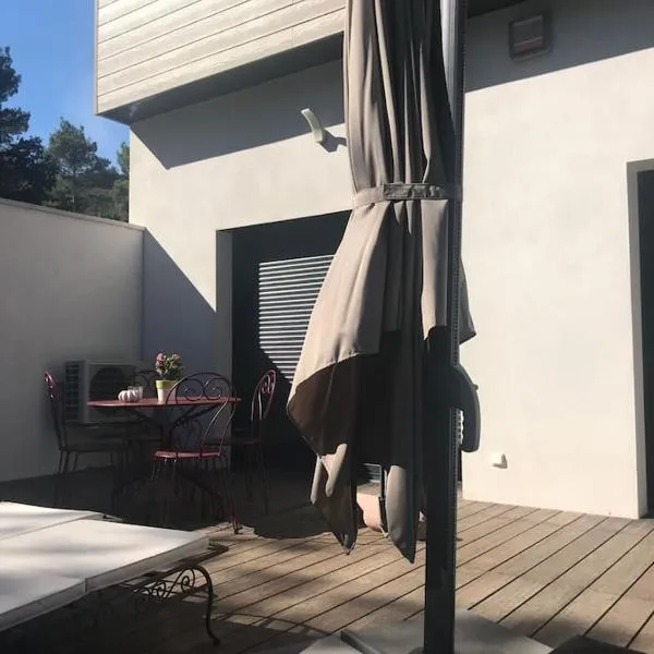 Calme, confort et espace dans villa d’architecte, hotel v destinácii Laudun