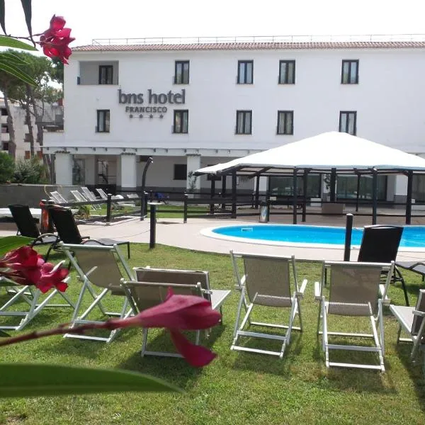 BNS Hotel Francisco, hotel in Baia Domizia