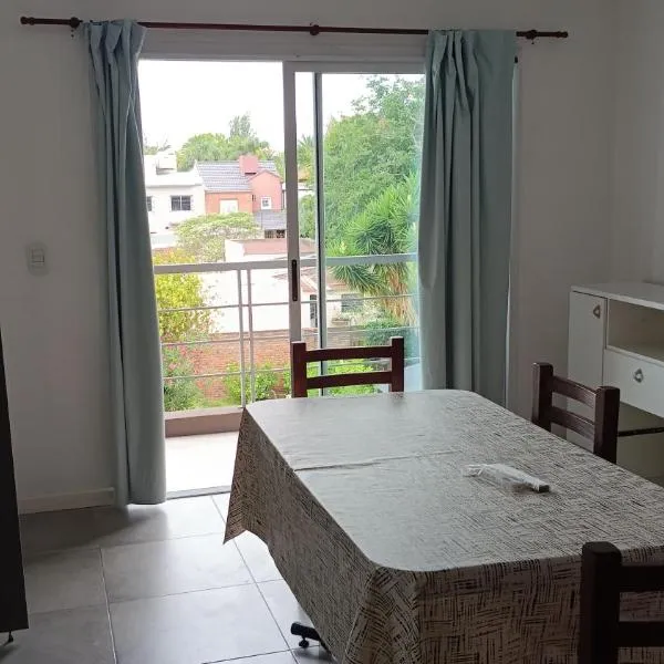 Departamento y cochera Monte Grande、モンテ・グランデのホテル