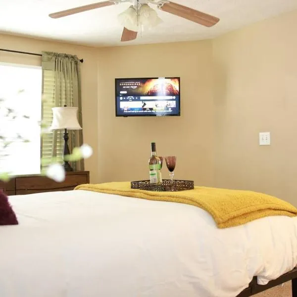 Entire 2 Bedroom Apt Home in Sandy Springs, hotel em Sandy Springs