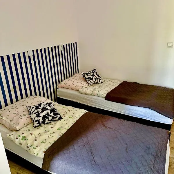 Apartament nr 5 lub 6 przy Sali Kominkowej, хотел в Przeczyce