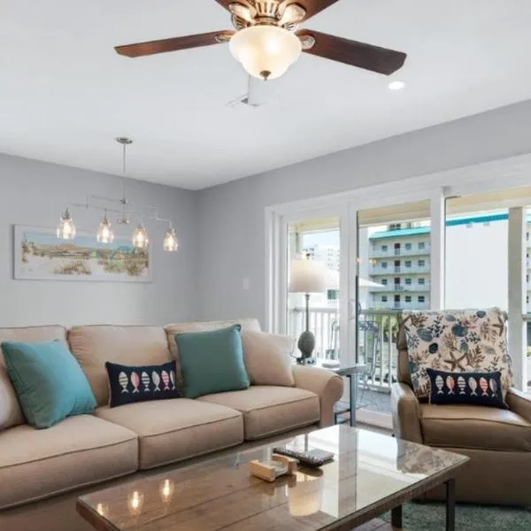 Remodeled 3 Bedroom Beach Condo - In the Heart of Destin!, hotel in Destin