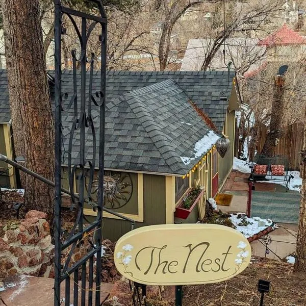 The Nest Cottage with Hot Tub in Downtown Manitou Springs, hotel in Manitou Springs