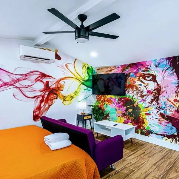 Phoenix Retreat - Studio with King Bed - 10 min from Airp - Unit C, hotel v destinaci Phoenix
