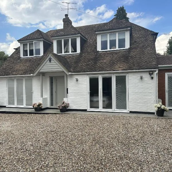 Beautiful 1-Bed Studio in Bourne end, hotel in Bourne End