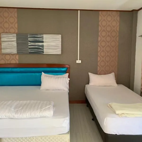 บุญพล รีสอร์ต boonpon resort, hotel in Wichian Buri
