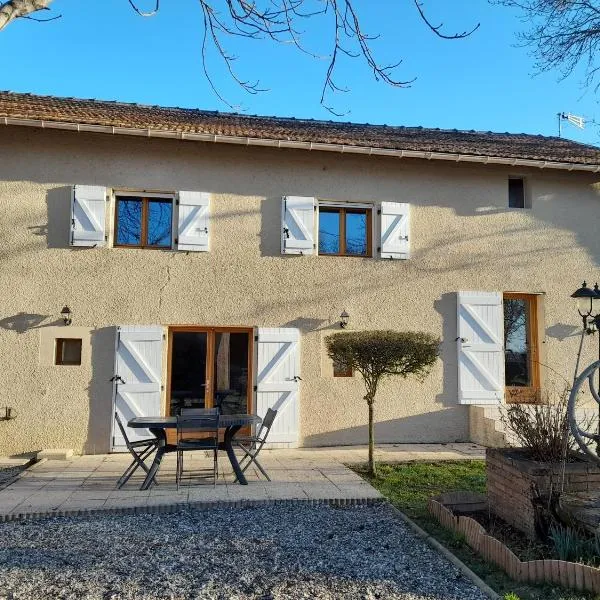 Gîte à la campagne avec jardin et piscine, hotel en Brens