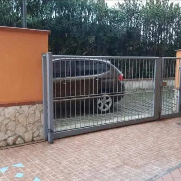 Appartamento con giardino Mondragone, hotel in Falciano del Massico