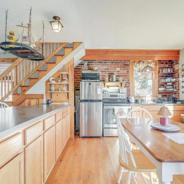 Riverfront Kingston Cottage w/ Deck, 2 Mi to Beach, hotel in Kingston
