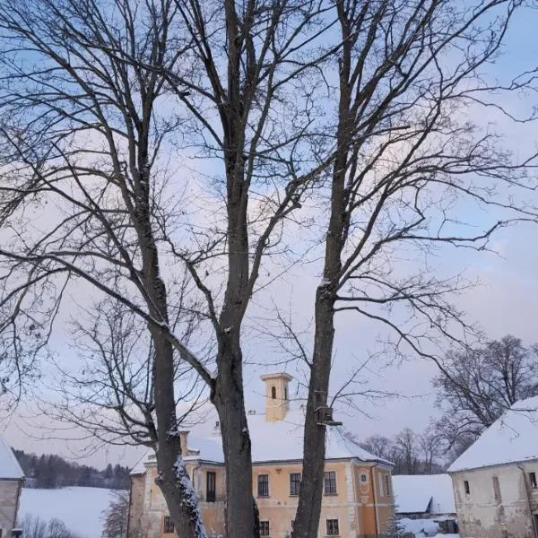 zámek Nemilkov, hotel v destinaci Velhartice
