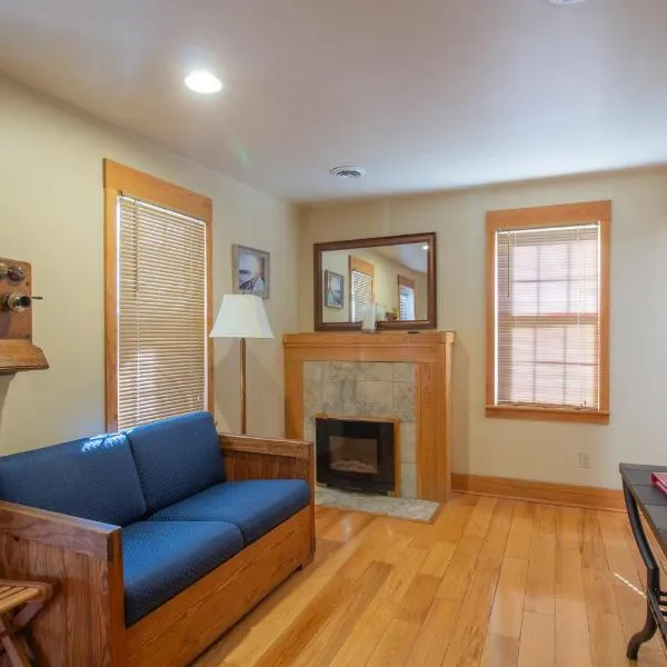 Stay In Ohiopyle in town by the GAP trail, hot tub, hotel v destinaci Ohiopyle