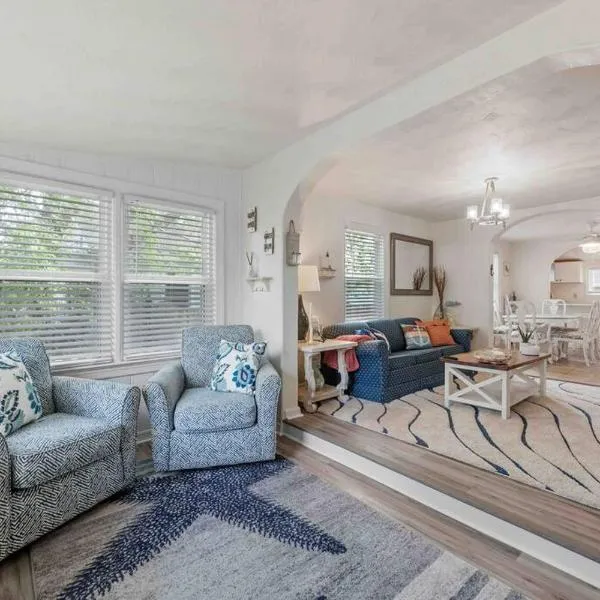 Beach Bungalow - 1 Block to Beach - Pets Welcome!, hotel in Norfolk