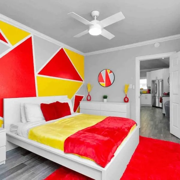 Prolific Red Luxe: Private Deck + Stylish Living, hotel v destinaci Houston