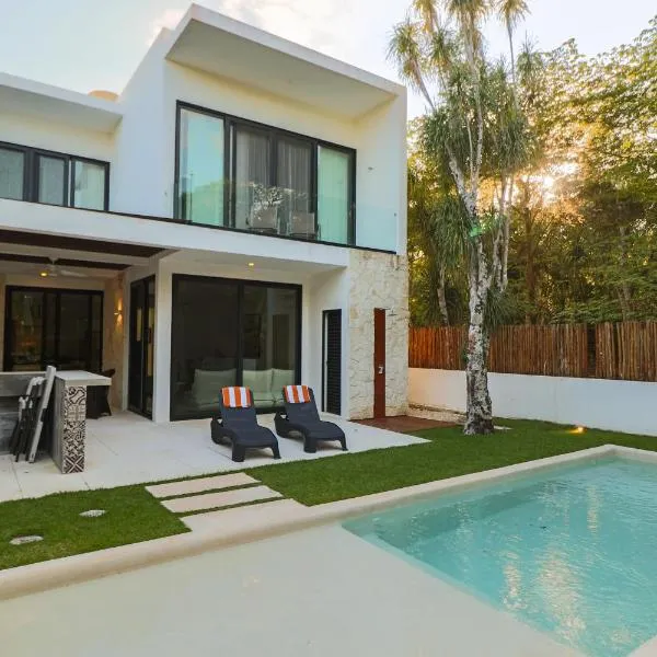 Villa Familiar con Alberca Privada en Tulum Country Club Riviera Maya, hotel in Akumal