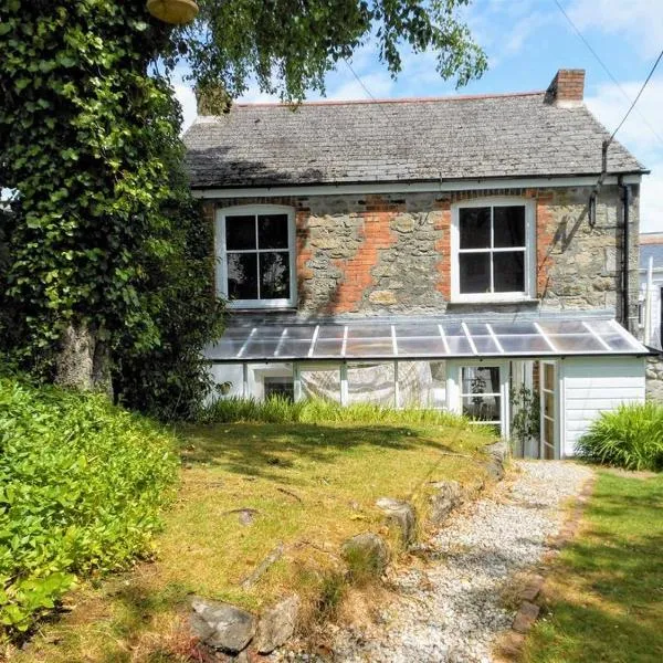 Lovely cottage with private garden, hótel í Penryn