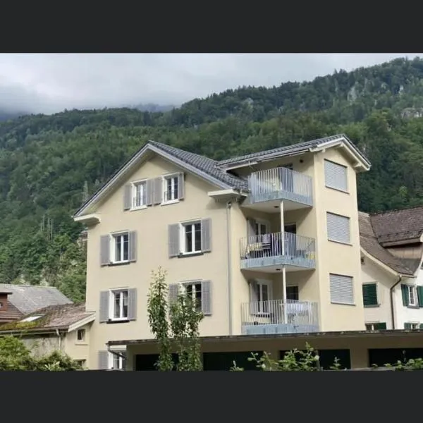 Wohnung am Postweg, hotell i Glarus