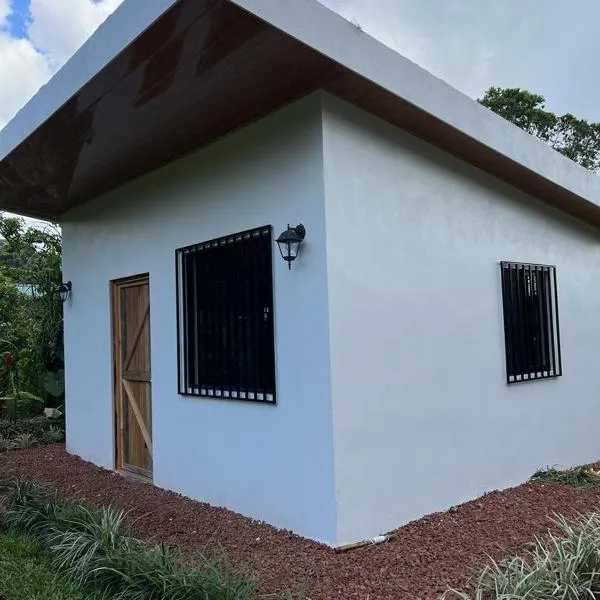 Serenity Mountain, hotel in Poás