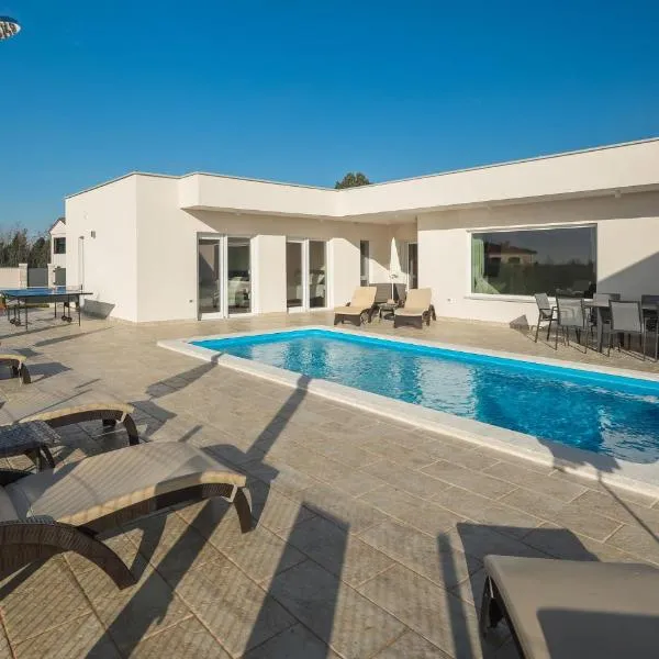 Beautiful Home In Babici With Private Swimming Pool, Can Be Inside Or Outside, ξενοδοχείο σε Babići
