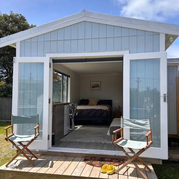 Kowhai Landing Beach Cabin, hotel em Otaki Beach