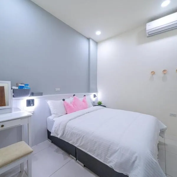 Little House Homestay, отель в городе Уцзе