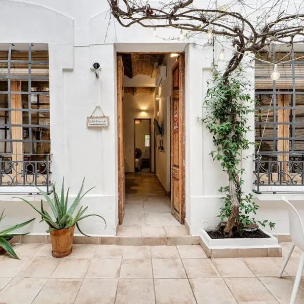 Casa Jasmin cosy 4 bedroom house with terrace, hotel v destinaci Hospitalet de Llobregat